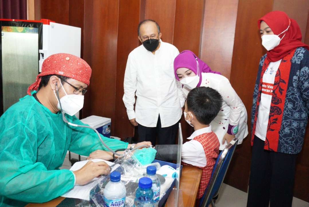 foto-2-ketua-umum-sekoper-cinta-atalia-praratya-ridwan-kamil-resmikan-sentra-vaksinasi.jpg