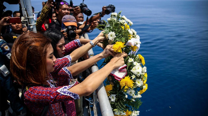 foto-keluarga-korban-lion-air-pk-lqp-tabur-bunga-di-perairan-karawang_20181106_163245.jpg