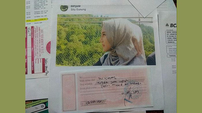 foto-repro-binjuw-dengan-berbagai-kuitansi-bukti-pengiriman-para-korban-penipuan-wedding-organizer.jpg
