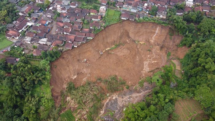 foto-udara-kondisi-tanah-longsor-di-desa-jayamekar-kecamatan-cilawu-kabupaten-garut.jpg