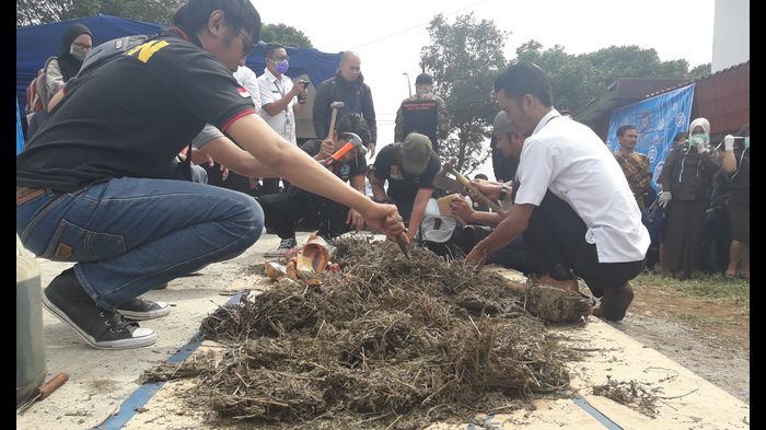 ganja-dan-sabu-senilai-rp-2-miliar-dimusnahkan-bnnp-jabar_20170816_202517.jpg