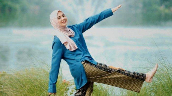 Pakai Celana Penampilan Risty Tagor Disoroti, Dituding Tak Lagi Tampil Syar'i, Begini Tanggapannya