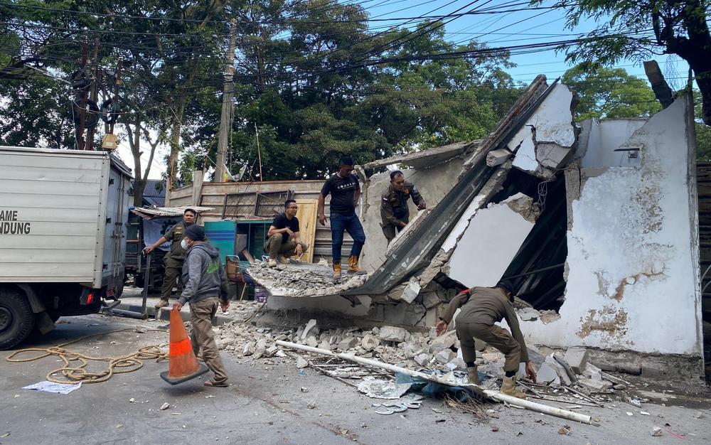garasi-yang-dibangun-di-trotoar-Jalan-Ambon-Minggu-1462026.jpg