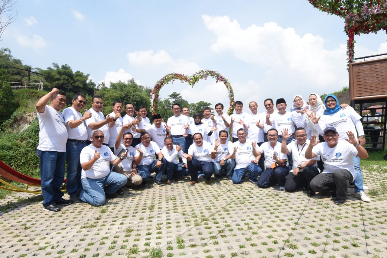 Gaya Kasual Gubernur dan Bupati/Wali Kota di Jabar, yang Lain Celana Jins Cuma Uu Pakai Celana Kain