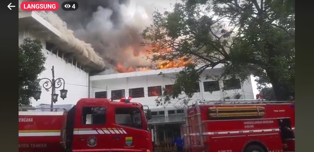 gedung-balai-kota-bandung-terbakar-hebat.jpg