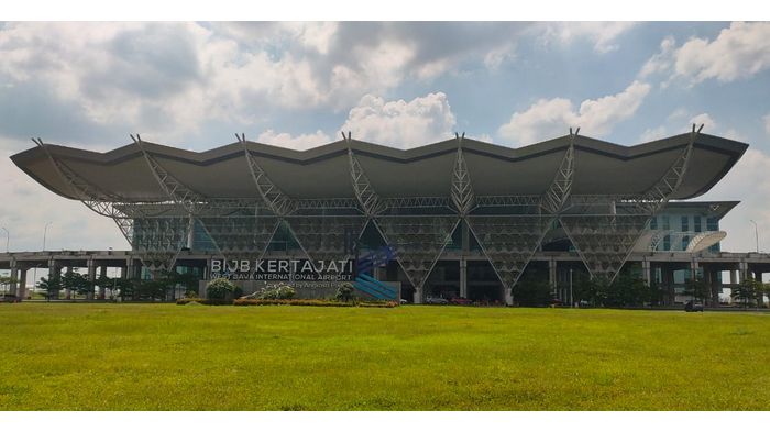 gedung-bandara-kertajati-dari-sisi-depan-bijb.jpg
