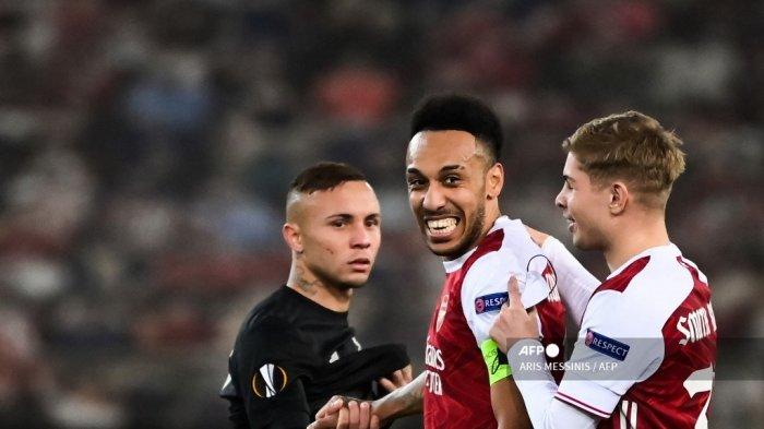 gelandang-arsenal-emile-smith-rowe-kanan-dan-pierre-emerick-aubameyang-tengah.jpg