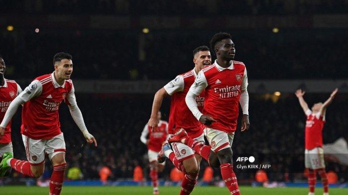 gelandang-arsenal-inggris-bukayo-saka-tengah-merayakan-setelah-mencetak-gol.jpg