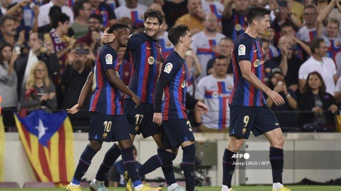 gelandang-barcelona-ansu-fati-kiri-merayakan-dengan-rekan-satu-timnya-mencetak-gol.jpg