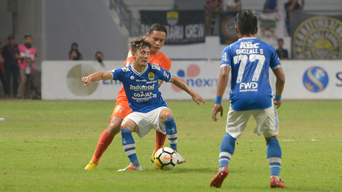 gelandang-persib-bandung-kim-jeffrey-kurniawan-mempertahankan-bola-dari-pemain-borneo-fc_20180917_220906.jpg
