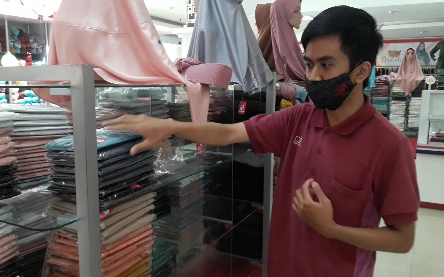 gilang-riyadi-saat-menunjukan-tempat-kerudung-yang-menjadi-sasaran-pencuri.jpg