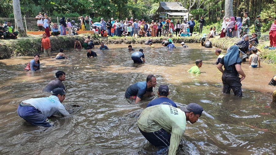 Sambut HUT RI, Warga Antusias Ikut Lomba Gogoh Ikan di Buper Cipanten Majalengka, Dijaga Ketat TNI
