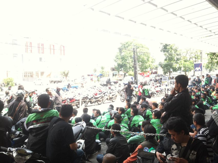 BREAKING NEWS: Ratusan Driver GoJek Demo Kantor GoJek Minta Transparansi