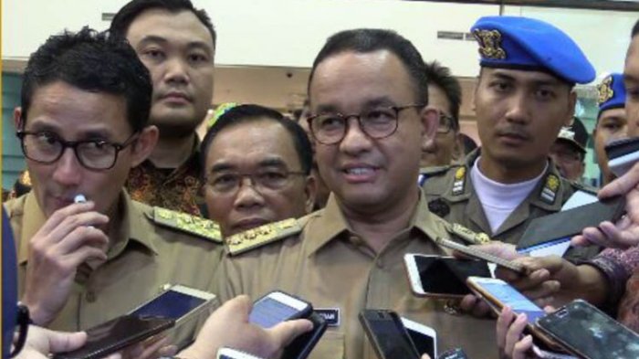 Dampingi Anies Baswedan Wawancara, Sandiaga Uno Kepergok Pakai Pelembab Bibir