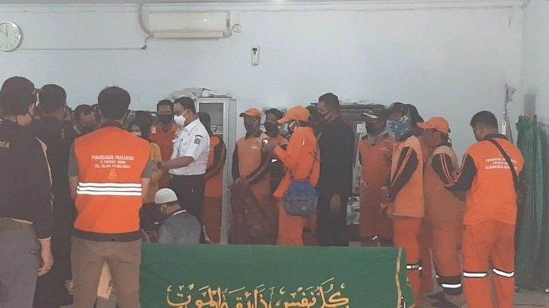 gubernur-dki-jakarta-anies-baswedan-layat-petugas-ppsu-meninggal.jpg