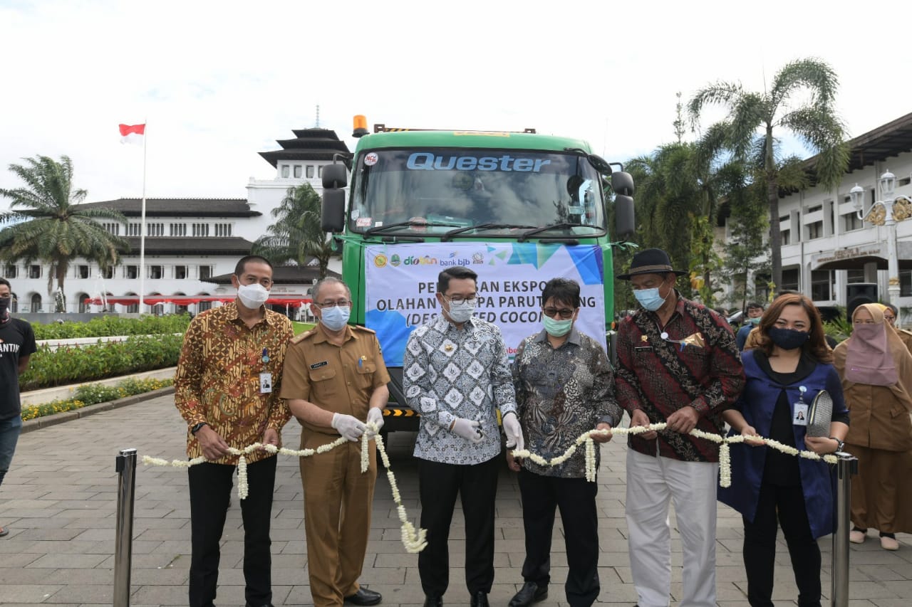 gubernur-jabar-lepas-ekspor-20-ton-kelapa-parut-kering-ke-arab-saudi.jpg