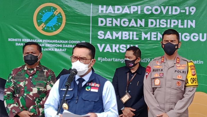 gubernur-jabar-ridwan-kamil-di-mapolda-jabar-jalan-soekarno-hatta-bandung-senin-2112020.jpg