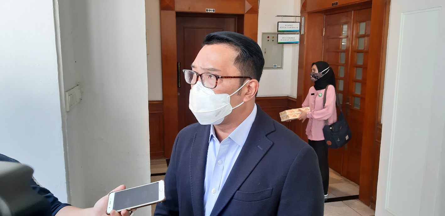 gubernur-jawa-barat-ridwan-kamil-di-gedung-sate-selasa-1122020.jpg