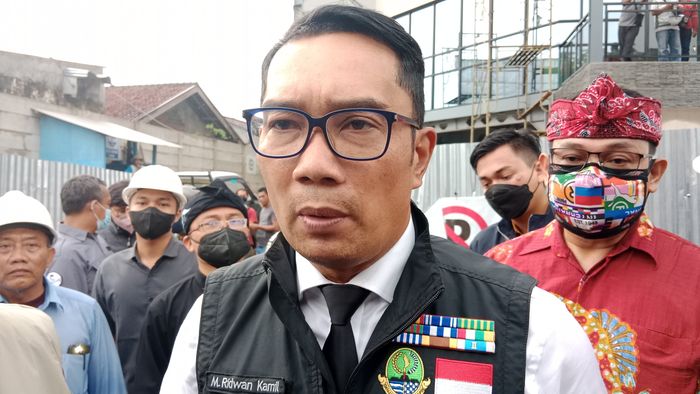 gubernur-jawa-barat-ridwan-kamil-saat-ditemui-di-bundaran-binokasih-sumedang-kamis-23122021.jpg
