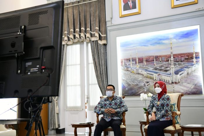 gubernur-jawa-barat-ridwan-kamil-saat-mengikuti-puncak-peringatan-hari-keluarga-nasional.jpg