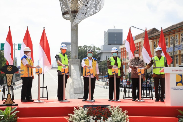 gubernur-jawa-tengah-ganjar-pranowo-memedulikan-infrastuktur.jpg