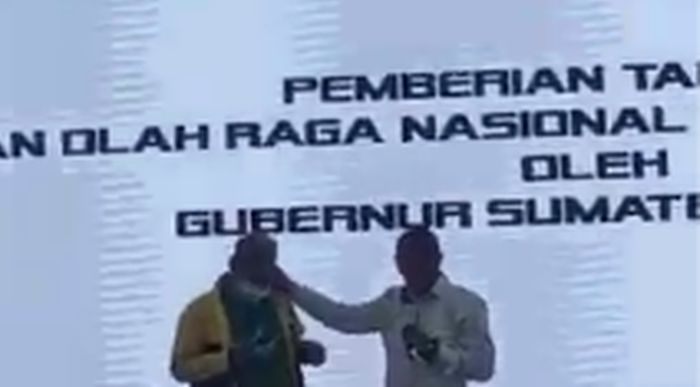 gubernur-sumatera-utara-edy-rahmayadi-menjewer-dan-mengusir-pelatih-biliar.jpg