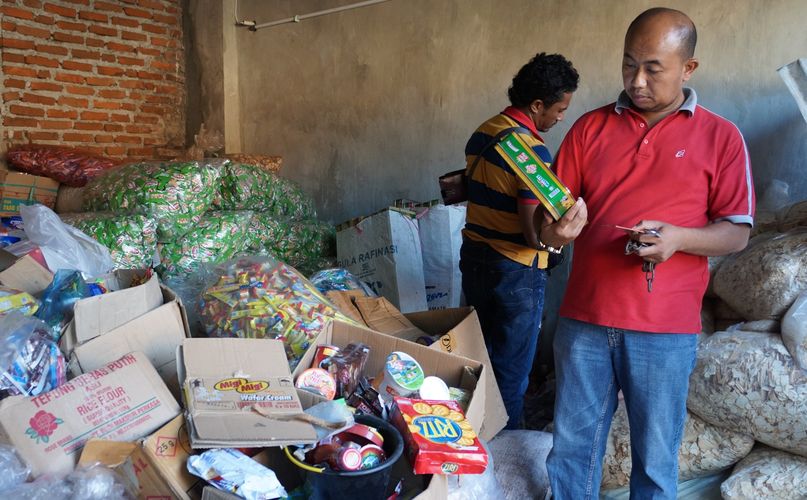 Pedagang di Garut Tertangkap Basah Jual Barang Kedaluwarsa, Stoknya Ada Segudang