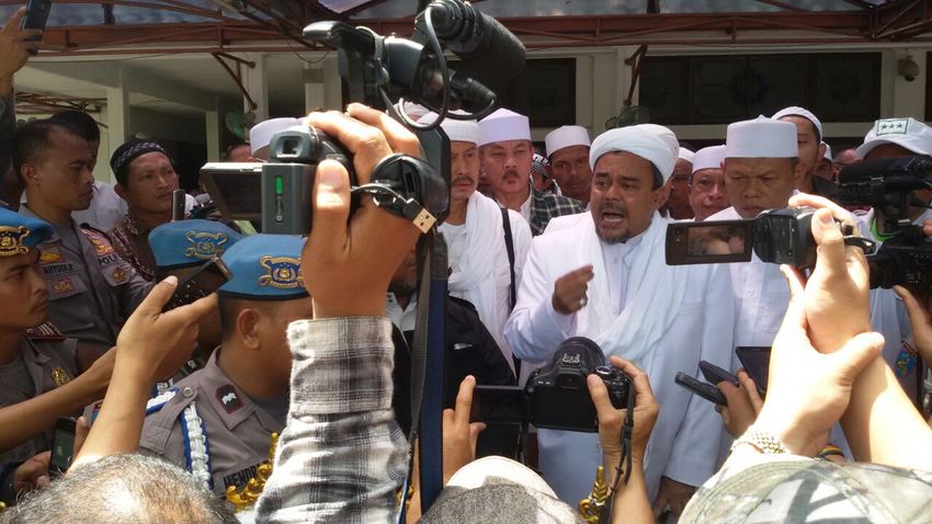 habib-rizieq-beri-keterangan-di-polda-jabar_20170112_142652.jpg