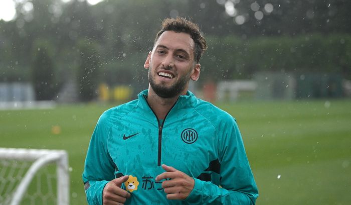 hakan-calhanoglu-saat-menjalani-latihan-bersama-inter-milan-setelah-meninggalkan-ac-milan.jpg