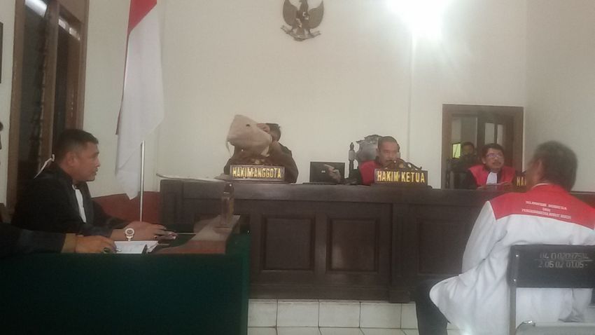 hakim-menunjukkan-barang-bukti-milik-terdakwa_20161129_133153.jpg