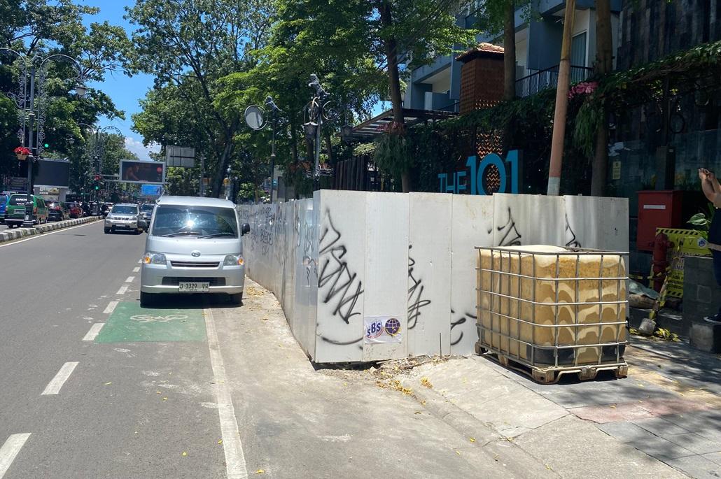 halte-BRT-yang-ditutup-seng-di-Jalan-Ir-Juanda-Dago-Kota-Bandung.jpg