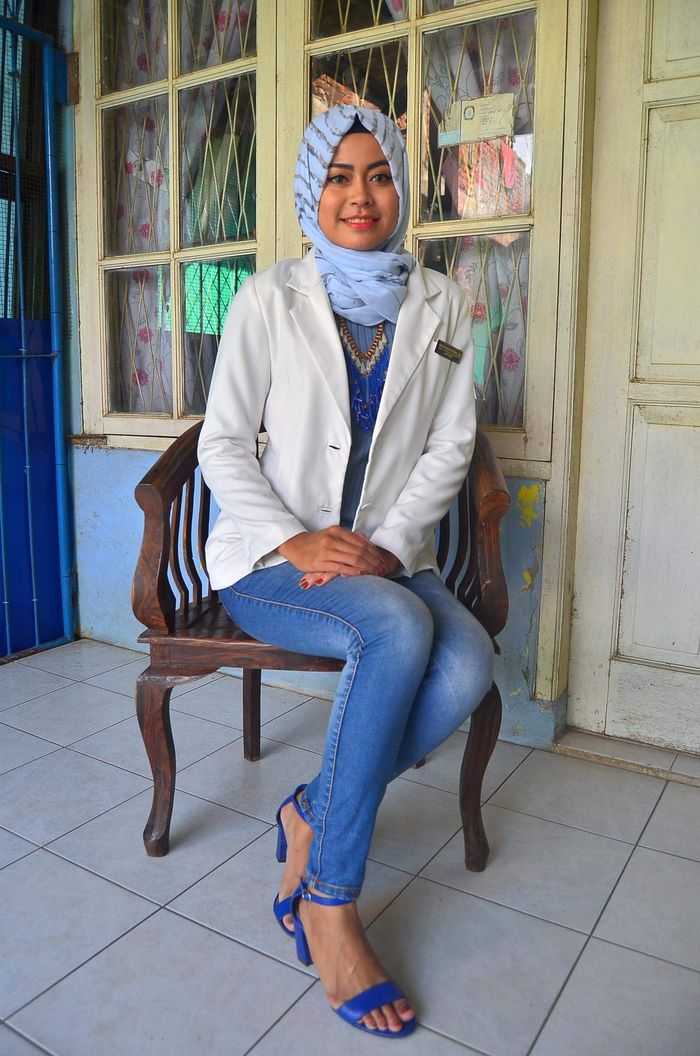 Hani Nurhanifah, Tak Melulu Jadi Tukang Obat di Apotek