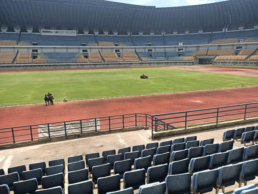 heboh-video-viral-ada-kolam-ikan-di-dalam-stadion-gbla-bandung-saking-tak-terurus-b.jpg