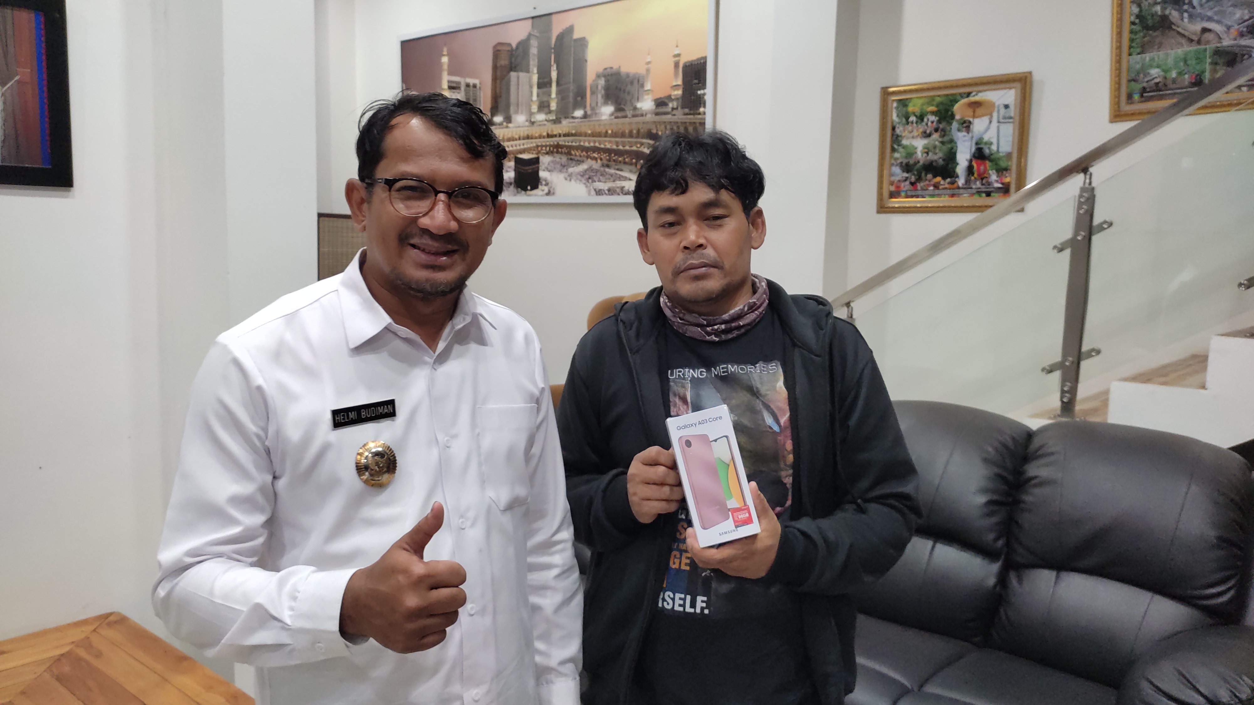 Undang Kini Bahagia, Rumah yang Dirobohkan Rentenir Sudah Dibangun Lagi, Kini Dapat Hape