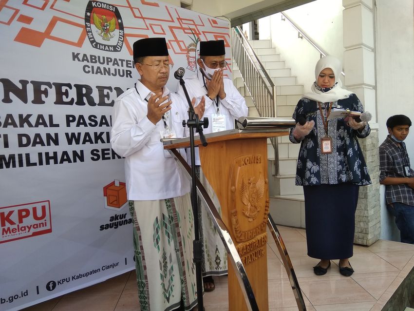 herman-tb-mulyana-kompak-pakai-sarung-bersama-partai-pengusung-saat-mendaftar-ke-kpu-cianjur.jpg
