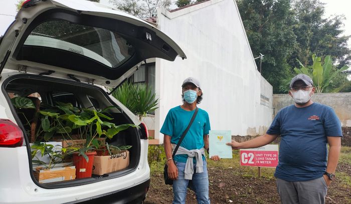 hidmat-syamsudin-kanan-menyerahkan-sertifikat-tanah-saat-proses-barter-dengan-tanaman-hias.jpg