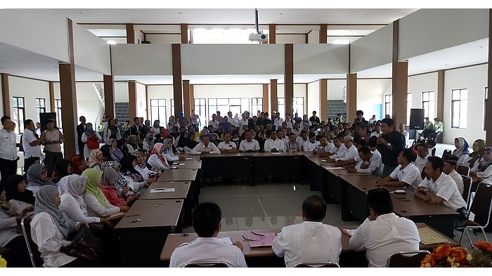 honorer-k2-saat-mengadakan-audiensi-dengan-pemkab-cirebon_20180919_141124.jpg