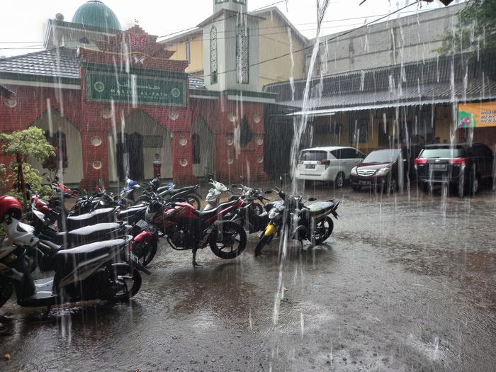 hujan-angin-di-skbm.jpg