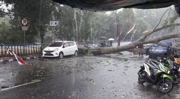hujan-angin-puting-beliung-menerjang-kawasan-kota-sukabumi-rabu-442018-_-1_20180404_195719.jpg