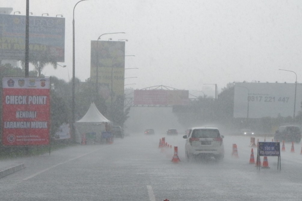 Peringatan Dini Cuaca Ekstrem, Besok Jabar Berpotensi Hujan Disertai Petir, Ini Penyebabnya