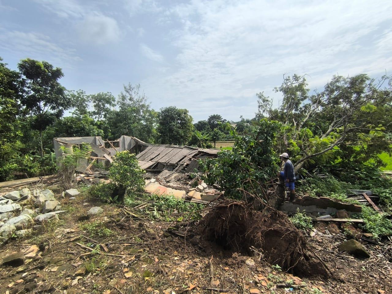 hujan-deras-disertai-angin-kencang-di-Campaka-Purwakarta.jpg