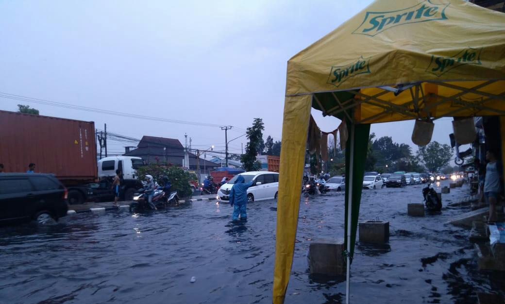 BREAKING NEWS, Hujan Deras Bikin Jalan Raya Bandung-Garut Banjir, Arus Kendaraan Pun Macet