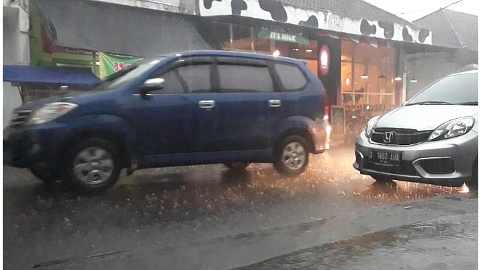 hujan-lebat-disertai-suara-gemuruh-dan-petir-mengguyur-wilayah-kota-tasikmalaya.jpg