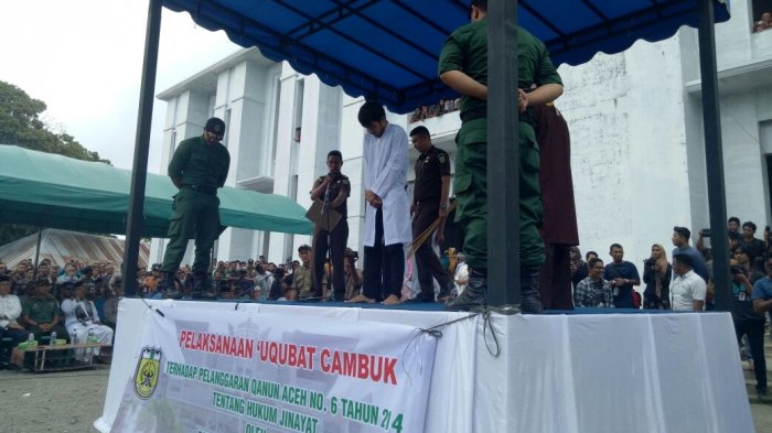 Dua Pelaku Prostitusi Online Dihukum Cambuk Tadi Pagi