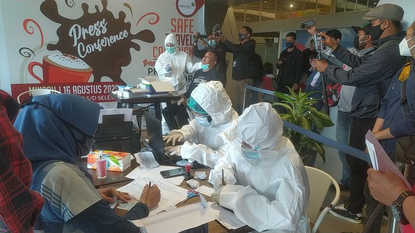 husein-sastranegara-swab-test-rp-800-ribu-rapid-test-antigen-rp-175-ribu-penumpang-antre.jpg