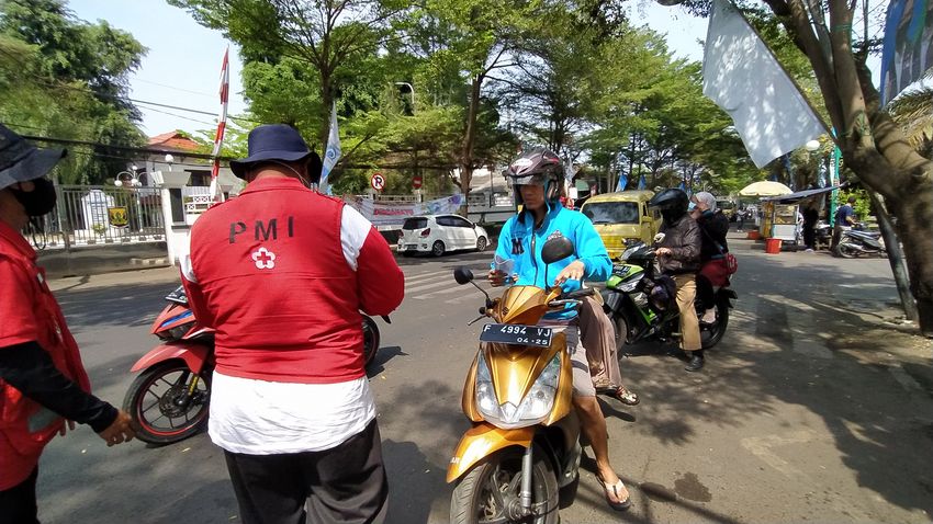 hut-ke-75-pmi-kabupaten-sukabumi-bagikan-ribuan-masker.jpg
