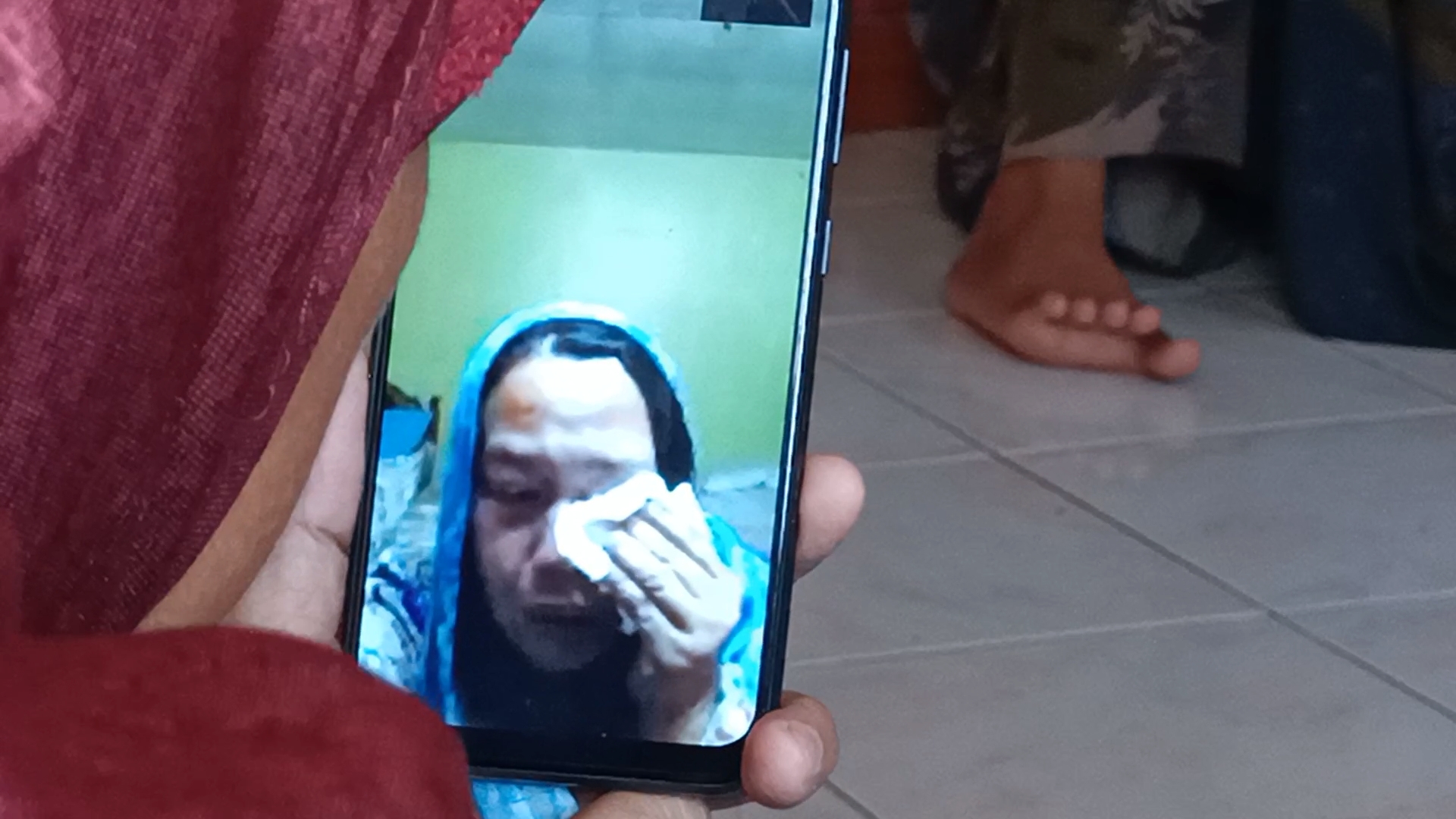 ibu-dari-slamet-romlah-saat-melakukan-video-call.jpg