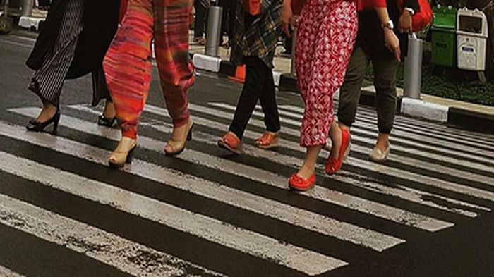 ibu-ibu-gaul-jalan-kaki-di-bandung_20170222_153849.jpg