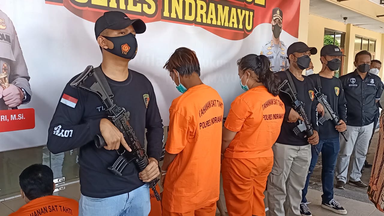 ibu-tiri-beserta-algojo-saat-digelandang-polisi-di-mapolres-indramayu.jpg