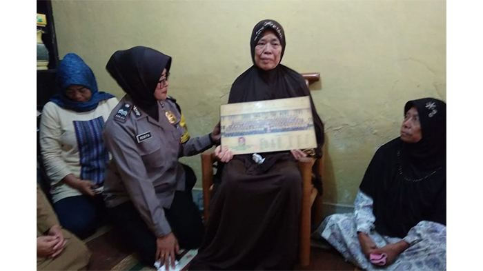 Ibunda Ipda Erwin Terus Menangis Saat Sambut Tamu di Rumah Duka di Cianjur